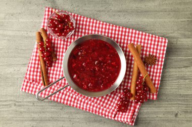 Kızılcık sosu ve gri desenli masa malzemeleri.