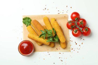 Beyaz arka planda peynir çubukları olan lezzetli yemek kavramı