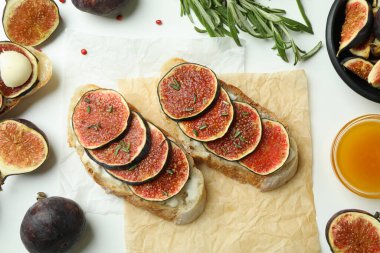 Beyaz arka planda incirli bruschetta ile lezzetli yemek kavramı