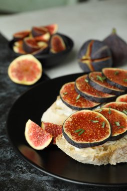 İki ton arkaplanda incirli bruschetta tabağı