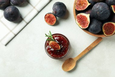 Beyaz desenli arka planda incir reçeli ile lezzetli yemek kavramı