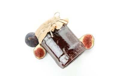 Beyaz arkaplanda incir reçeli ve malzemeler izole edildi