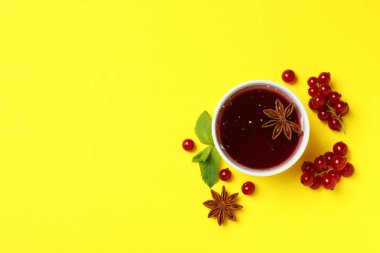 Kızılcık sosu ve sarı arka plandaki malzemeler.