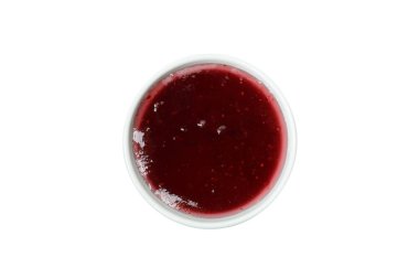 Beyaz arkaplanda yaban mersini sosu var.