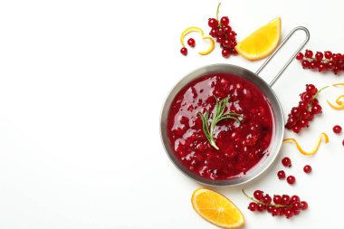 Beyaz arka planda kızılcık sosu ve malzemeler