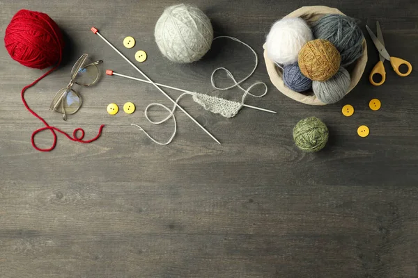 Concept Tricot Avec Des Boules Fil Sur Table Bois Gris — Photo