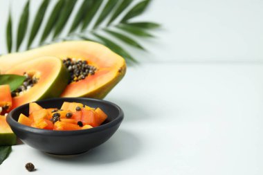 Beyaz masada taze olgun papaya, metin için boşluk