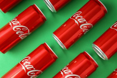 Odessa, Ukrayna - 23 Eylül 2021: Coca - Yeşil arka planda kola kutuları