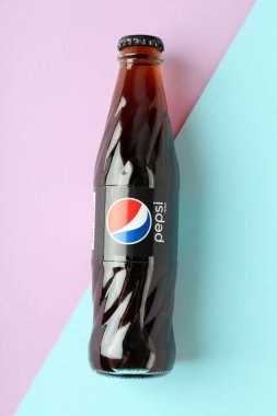 Odessa, Ukrayna - 23 Eylül 2021: Pepsi şişesi iki ton arka planda