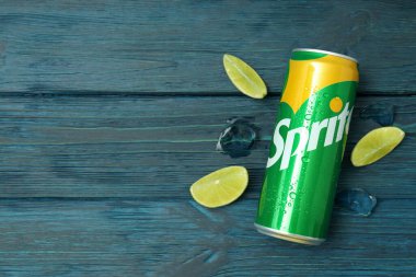 Odessa, Ukrayna - 23 Eylül 2021: Ahşap arka planda Sprite konservesi