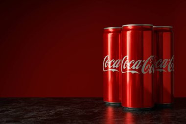 Odessa, Ukrayna - 23 Eylül 2021: Coca - Kırmızı arka plana karşı kola kutuları