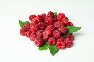 Beyaz arka planda bir avuç kırmızı sulu ahududu..