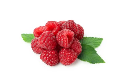 Kırmızı sulu ahududu, beyaz arka planda izole edilmiş.