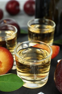 Erikli votka ile alkol kavramı, yakın çekim.