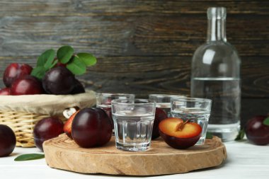 Ahşap arka planda erik votkalı alkol kavramı