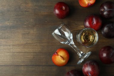 Erik votkası ve ahşap masa malzemeleri.