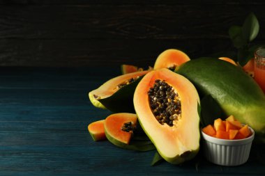 Tahta masada taze papaya, metin için yer