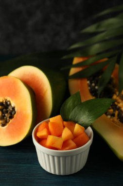Tahta masa üzerinde yaprakları olan taze papaya, kapat.