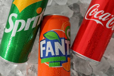 Odessa, Ukrayna - 23 Eylül 2021: Coca - Cola, Sprite ve Fanta kutuları.