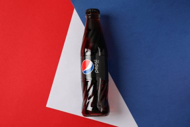 Odessa, Ukrayna - 23 Eylül 2021: Pepsi şişesi üç tonlu arka plan.