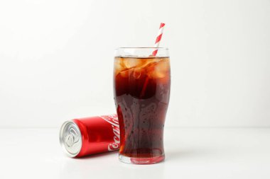 Odessa, Ukrayna - 23 Eylül 2021: Kokain - beyaz masada kola kutusu ve bir bardak kola.