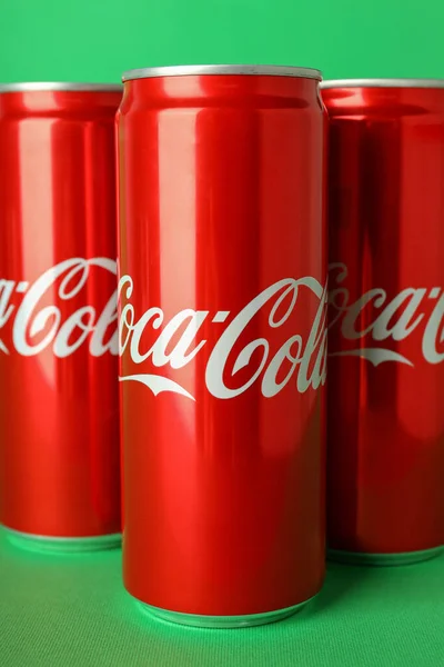 Odessa Ukraine September 2021 Coca Cola Cans Green Background — Stock Photo, Image