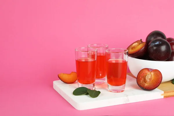 Plommon Brandy Skott Och Ingredienser Rosa Bakgrund — Stockfoto