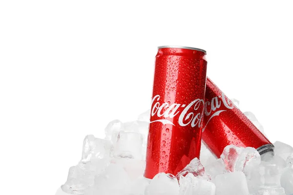 Одесса Украина Сентября 2021 Года Кока Кола Банки Льду Изолированы — стоковое фото