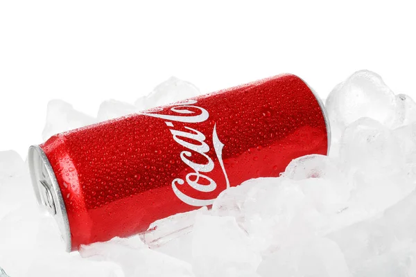Οδησσός Ουκρανία Σεπτεμβρίου 2021 Coca Cola Μπορεί Πάγο Απομονώνονται Λευκό — Φωτογραφία Αρχείου