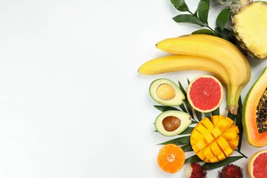 Beyaz arkaplanda egzotik meyveler, metin için boşluk.