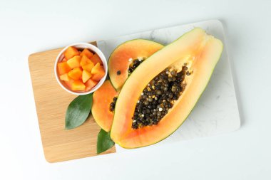 Beyaz arkaplanda olgun papaya olan tahta