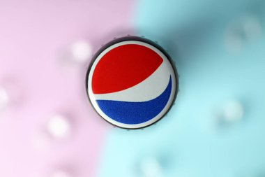 Odessa, Ukrayna - 23 Eylül 2021: Pepsi şişesi iki ton arkaplan, üst görünüm ve makro.