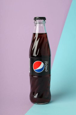 Odessa, Ukrayna - 23 Eylül 2021: Pepsi şişesi iki ton arka planda