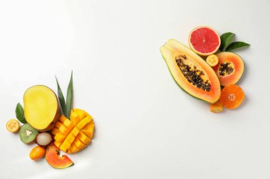 Beyaz arkaplanda egzotik meyveler, metin için boşluk.