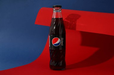Odessa, Ukrayna - 23 Eylül 2021: Pepsi şişesi iki ton arka planda.