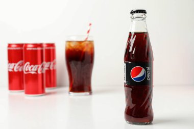 Odessa, Ukrayna - 23 Eylül 2021: Pepsi ve Coca - Beyaz masada kola.