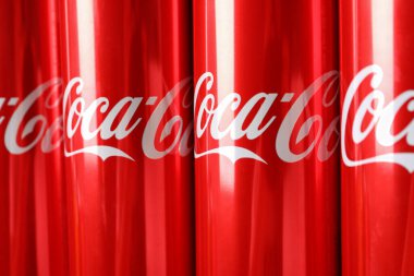 Odessa, Ukrayna - 23 Eylül 2021: Coca - Tüm arka planda kola kutuları