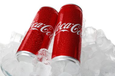 Odessa, Ukrayna - 23 Eylül 2021: Coca - beyaz arka planda izole edilmiş buz kutuları