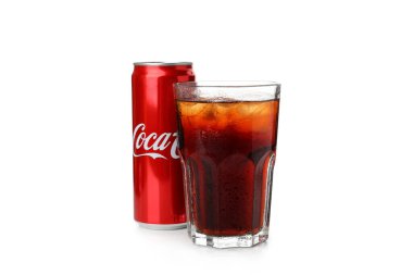 Odessa, Ukrayna - 23 Eylül 2021: Coca - kola kutusu ve beyaz arka planda izole edilmiş bir bardak kola.