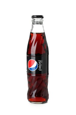 Odessa, Ukrayna - 23 Eylül 2021: Pepsi şişesi beyaz arka planda izole edildi.