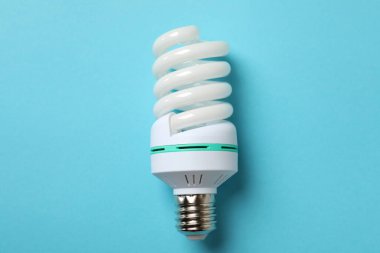 Mavi arkaplanda enerji tasarrufu ampulü, kapatın.