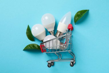 Mavi arkaplanda enerji tasarrufu kavramı.