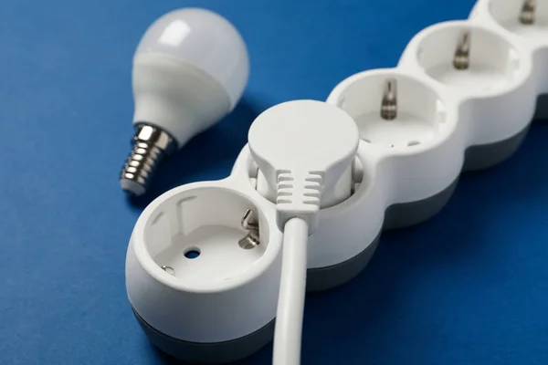 Lampadina Risparmio Energetico Power Strip Sfondo Blu — Foto Stock