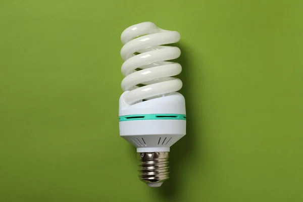 Energiebesparende Lamp Groene Achtergrond Close — Stockfoto