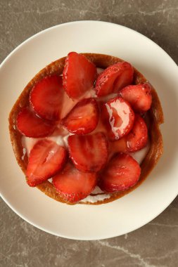 Gri desenli masada çilekli tart..