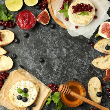 Siyah dumanlı arka planda ızgara camembert peynirli lezzetli yemek kavramı.