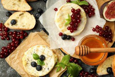 Siyah dumanlı arka planda ızgara camembert peynirli lezzetli yemek kavramı.