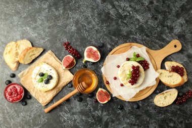 Siyah dumanlı arka planda ızgara camembert peynirli lezzetli yemek kavramı.