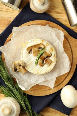 Ahşap arka planda ızgara camembert peynirli lezzetli yemek kavramı.