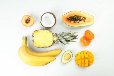 Beyaz arka planda egzotik meyveler ile düz yatıyordu.